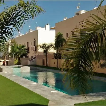 Apartment - Modern And Comfortable 2 Bedroom Close To The